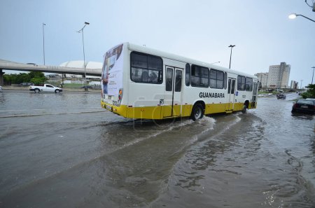 Foto de NATAL (RN), 26 / 04 / 2024 - La ciudad de Natal enfrentó un fuerte tráfico debido a las fuertes lluvias que cayeron en la ciudad, las regiones de Br 101 sur y parte de los marginales cerca de UFRN fueron las más alcanzadas, en la mañana del viernes 26.. - Imagen libre de derechos