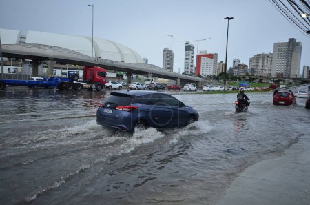Téléchargez les photos : NATAL (RN), 26 / 04 / 2024 - La ville de Natal a fait face à un trafic intense en raison des fortes pluies qui sont tombées dans la ville, les régions de Br 101 sud et une partie de la marge près de UFRN ont été les plus atteints, le matin de vendredi, 26. - en image libre de droit