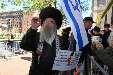 Téléchargez les photos : The Israeli-Hamas Crisis - Mostly student protests in various colleges and universities in U.S over the Middle East Hostage crisis and the bombing of innocent civilians in the Gaza Strip. April 26, 2024, New York, USA - en image libre de droit