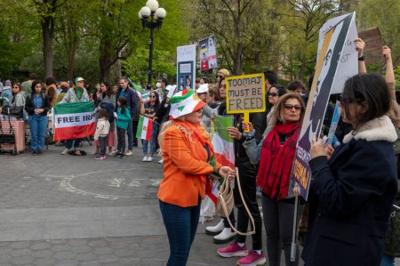 Photo for Rotest In Solidarity With Iranian Rapper. April 27, 2024, New York, New York, USA: Protesters hold Iranian flags and signs calling to free Toomaj Salehi and Free Iran during a protest in solidarity with the Iranian rapper Toomaj Salehi - Royalty Free Image