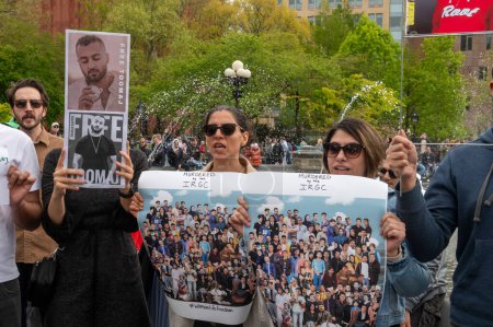 Téléchargez les photos : Rotest En solidarité avec le rappeur iranien. 27 avril 2024, New York, New York, USA : Des manifestants tiennent des drapeaux iraniens et des pancartes appelant à libérer Toomaj Salehi et Free Iran lors d'une manifestation en solidarité avec le rappeur iranien Toomaj Salehi - en image libre de droit