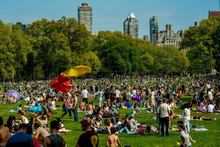 Photo for "Sunny Revival: New Yorkers Embrace Warmth on Central Park's Great Lawn". April 28, 2024, New York , USA: New York City, it's a sunny and warm day with temperatures ranging from 73 to 75F. - Royalty Free Image