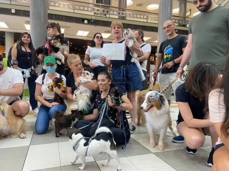 Téléchargez les photos : SAO PAULO (SP), 28 / 04 / 2024- Des gardiens de chiens et des ONG de protection des animaux ont organisé une manifestation à l'aéroport de Guarulhos, dimanche (28), pour défendre la réglementation du transport aérien des chiens de grande taille. - en image libre de droit