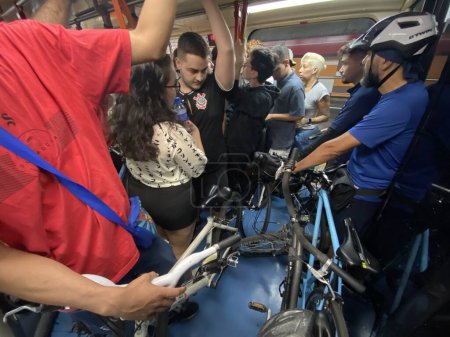 Téléchargez les photos : SAO PAULO (SP) - Mouvement de passagers dans le métro et le train en raison du tarif zéro, qui permet aux passagers de faire autant de voyages qu'ils le souhaitent tout au long du dimanche, en utilisant le billet unique commun, dans la ville de Sao Paulo - en image libre de droit