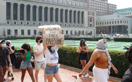 Téléchargez les photos : Manifestation anti-israélienne et date limite de campement au campus de l'Université Columbia Défié. 29 avril 2024, New York, USA : Un grand nombre d'étudiants universitaires colombiens veulent la Palestine libre et libre de l'occupation sioniste. - en image libre de droit