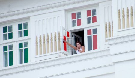 Foto de Río de Janeiro (RJ), 29 / 04 / 2024 - Hay un gran movimiento de Fans esperando ver a la cantante norteamericana Madonna frente al Copacabana Palace Hotel, en la zona sur de Río de Janeiro, este lunes 29 de abril de 2024. - Imagen libre de derechos
