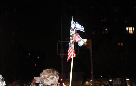 Téléchargez les photos : La police de New York est entrée sur le campus de l'Université Columbia et a réprimé les manifestants anti-israéliens à l'intérieur et aussi à l'extérieur du collège. 30 avril 2024, New York, États-Unis : La police de New York est entrée dans le campus de l'Université Columbia pour démanteler le campement - en image libre de droit