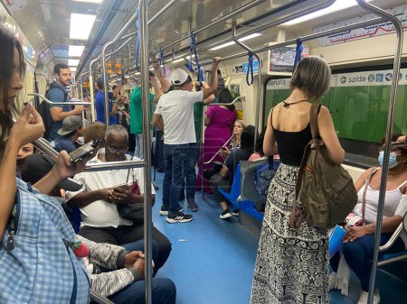 Foto de SAO PAULO (SP), Brasil 30 / 04 / 2024 - Movimiento de pasajeros en un carruaje en la estación de Bras en la Línea 3-Roja del Metro de Sao Paulo, este martes (30). - Imagen libre de derechos