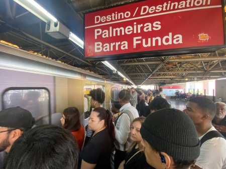 Foto de SAO PAULO (SP), Brasil 30 / 04 / 2024 - Movimiento de pasajeros en un carruaje en la estación de Bras en la Línea 3-Roja del Metro de Sao Paulo, este martes (30). - Imagen libre de derechos