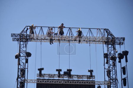 Téléchargez les photos : Rio de Janeiro (RJ), Brésil 05 / 01 / 2024 - Assemblage de la structure de scène pour le spectacle de Madonna, à Copacabana (RJ), ce dimanche (1er). Un "mur" de 2 mètres autour de la construction du spectacle de Madonna à Rio provoque l'indignation des fans. - en image libre de droit