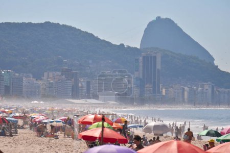 Téléchargez les photos : Rio de Janeiro (RJ), 05 / 01 / 2024 - Les gens sur la plage de Copacabana ce dimanche (1) en mai. Fête du travail, dans la ville de Rio de Janeiro. - en image libre de droit