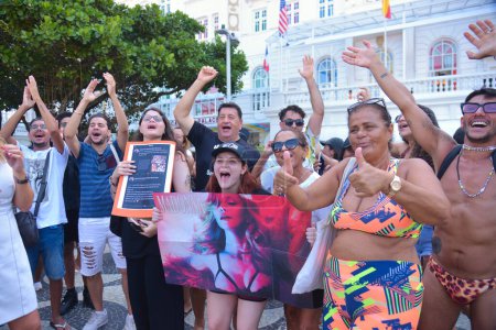 Téléchargez les photos : Rio de Janeiro (RJ), 05 / 01 / 2024 - Les fans de la chanteuse Madonna vus devant l'hôtel où l'artiste séjourne, à Rio de Janeiro, dimanche (1er). Le chanteur a été à l'hôtel Copacabana Palace. - en image libre de droit