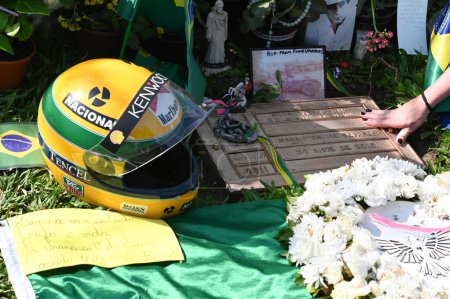 Téléchargez les photos : Sao Paulo (SP), 05 / 01 / 2024 - Les fans rendent hommage devant le tombeau où le pilote de Formule 1 Ayrton Senna da Silva est enterré, dans le cimetière Morumbi, dans le sud de la ville de Sao Paulo. - en image libre de droit