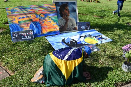Foto de Sao Paulo (SP), 05 / 01 / 2024 - Los aficionados rinden homenaje frente a la tumba donde está enterrado el piloto de Fórmula 1 Ayrton Senna da Silva, en el cementerio de Morumbi, en el sur de la ciudad de Sao Paulo. - Imagen libre de derechos