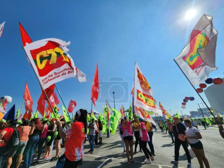 Téléchargez les photos : Sao Paulo (SP), 05 / 01 / 2024 - Personnes liées aux syndicats lors d'un événement célébrant le 1er mai à Sao Paulo - Événement célébrant le 1er mai, fête nationale qui célèbre la fête du travail - en image libre de droit
