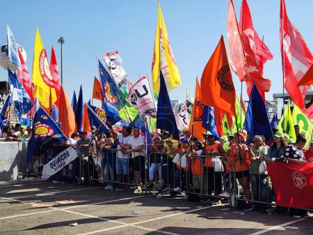 Téléchargez les photos : Sao Paulo (SP), 05 / 01 / 2024 - Personnes liées aux syndicats lors d'un événement célébrant le 1er mai à Sao Paulo - Événement célébrant le 1er mai, fête nationale qui célèbre la fête du travail - en image libre de droit