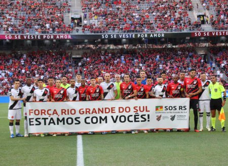 Foto de CURITIBA (PR), 05 / 05 / 2024 Los jugadores rinden homenaje a las víctimas de la tragedia en el estado de Rio Grande do Sul, durante un partido entre Athletico PR contra Vasco - Imagen libre de derechos