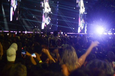 Foto de Rio de Janeiro (RJ), Brasil 05 / 04 / 2024 El sábado por la noche (4) la cantante Madonna, considerada la reina del pop, realiza el mayor espectáculo de su carrera. La presentación tiene lugar en la playa de Copacabana - Imagen libre de derechos