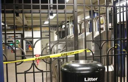 Téléchargez les photos : Le remplacement de l'escalier roulant du métro de la 59e rue cause l'interdiction d'une partie de la station. - en image libre de droit