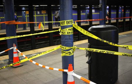 Foto de Sustitución de escaleras mecánicas del metro de la calle 59 Causas Interdicción de una parte de la estación. - Imagen libre de derechos