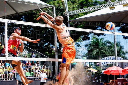 Téléchargez les photos : BRASILIA (DF), Brésil 05 / 05 / 2024 - Match de beach volley entre la Hollande et la Suisse, valable pour le Circuit mondial de volley-ball, tenu dans la ville de Brasilia, l'après-midi de ce dimanche 5 mai 2024 . - en image libre de droit