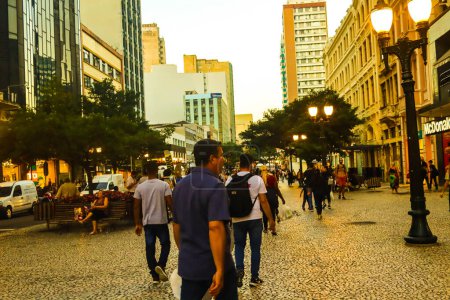 Foto de CURITIBA (PR), Brasil 05 / 07 / 2024 Movimiento peatonal en otro día de otoño con altas temperaturas en la ciudad de Curitiba, capital de Paraná, en la tarde de este martes - Imagen libre de derechos