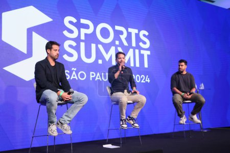 Téléchargez les photos : Sao Paulo (SP), 05/08/2024  EVENT/SPORTS/SUMMIT/SP  From left to right, Edu Paulsen, general director of The Players's Tribune in Brazil, Andres Cardenas, marketing director at Minute Media, mediator of the panel, and  Sam Robles, photographer - en image libre de droit