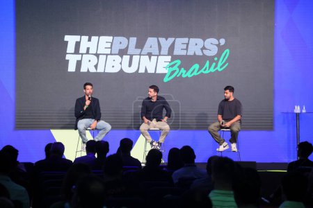 Téléchargez les photos : Sao Paulo (SP), 05/08/2024  EVENT/SPORTS/SUMMIT/SP  From left to right, Edu Paulsen, general director of The Players's Tribune in Brazil, Andres Cardenas, marketing director at Minute Media, mediator of the panel, and  Sam Robles, photographer - en image libre de droit