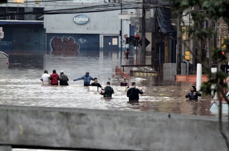 Téléchargez les photos : Porto Alegre (RS), Brésil 05 / 08 / 2024 Record of damage caused by flooding in the Historic Center and South Zone region of the city of Porto Alegre, this Wednesday - en image libre de droit