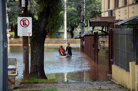 Foto de Porto Alegre (RS), Brasil 05 / 08 / 2024 Registro de daños causados por inundaciones en el Centro Histórico y Zona Sur de la ciudad de Porto Alegre, este miércoles - Imagen libre de derechos
