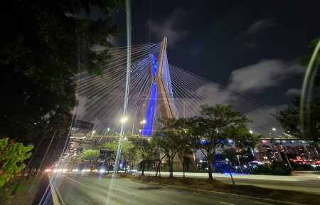 Foto de SAO PAULO (SP), 09 / 04 / 2024- CONEXAO / EUROPA / BRASIL-El Ponte Estaiada, una de las postales de la ciudad de Sao Paulo, acoge hoy un espectáculo de luces para celebrar el Día de Europa. - Imagen libre de derechos
