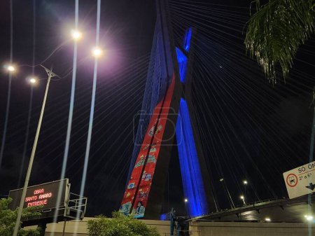 Foto de SAO PAULO (SP), 09 / 04 / 2024- CONEXAO / EUROPA / BRASIL-El Ponte Estaiada, una de las postales de la ciudad de Sao Paulo, acoge hoy un espectáculo de luces para celebrar el Día de Europa. - Imagen libre de derechos
