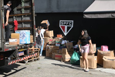 Photo for SAO PAULO (SP), 05/10/2024 - DONATION/TRAGEDY/FLOOD/RIO GRANDE DO SUL-Sao Paulo Futebol Clube employees and volunteers work to organize the donations received to help the victims of the climate tragedy in Rio Grande do Sul - Royalty Free Image