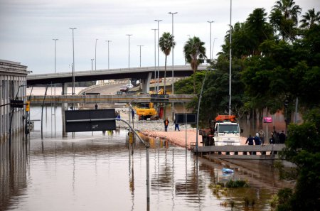 Foto de Porto Alegre (RS), Brasil 05 / 10 / 2024 El alcalde de Porto Alegre ordenó la construcción de un corredor humanitario para el paso de vehículos de emergencia utilizados en rescates de inundaciones, este jueves (9 ). - Imagen libre de derechos