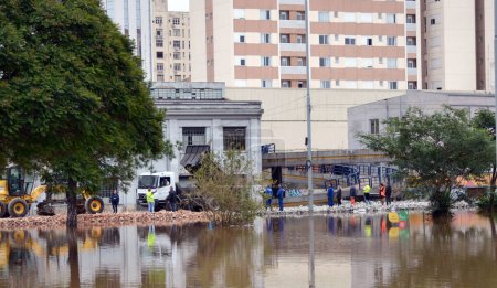 Téléchargez les photos : Porto Alegre (RS), Brésil 05 / 10 / 2024 Le maire de Porto Alegre a ordonné la construction d'un corridor humanitaire pour le passage des véhicules d'urgence utilisés dans les secours en cas d'inondation, ce jeudi (9 ). - en image libre de droit