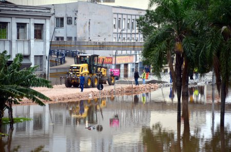 Foto de Porto Alegre (RS), Brasil 05 / 10 / 2024 El alcalde de Porto Alegre ordenó la construcción de un corredor humanitario para el paso de vehículos de emergencia utilizados en rescates de inundaciones, este jueves (9 ). - Imagen libre de derechos