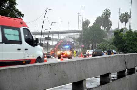 Foto de Porto Alegre (RS), 05 / 11 / 2024 - El corredor humanitario fue abierto para el paso de vehículos de emergencia utilizados en rescates de inundaciones, este viernes (10). - Imagen libre de derechos
