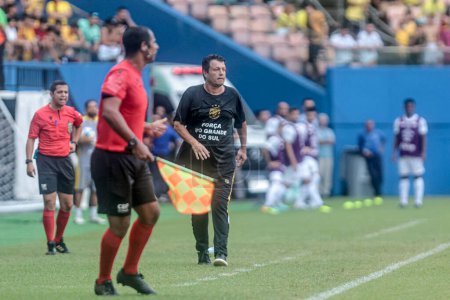 Téléchargez les photos : Manaus (AM), 05 / 11 / 2024 - Adilson Batista (centre), entraîneur d'Amazonas, lors du match entre Amazonas FC et Santos, valable pour la 4ème manche du Championnat du Brésil Série B 2024. - en image libre de droit