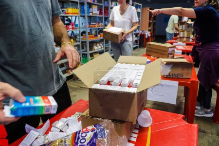 Téléchargez les photos : Passo Fundo (RS), 05 / 11 / 2024 - Les pharmaciens séparent les médicaments dans une zone de collecte dans la ville de Passo Fundo, ce samedi (11), pour organiser des dons pour les victimes de fortes pluies. - en image libre de droit