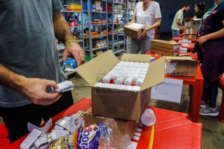 Téléchargez les photos : Passo Fundo (RS), 05 / 11 / 2024 - Les pharmaciens séparent les médicaments dans une zone de collecte dans la ville de Passo Fundo, ce samedi (11), pour organiser des dons pour les victimes de fortes pluies. - en image libre de droit
