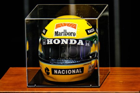Foto de Brasilia, Brasil 05 / 10 / 2024 El casco de Ayrton Senna se exhibe durante una sesión solemne celebrada en el Senado Federal, en Brasilia, para honrar al piloto de Fórmula 1, este viernes (10). - Imagen libre de derechos