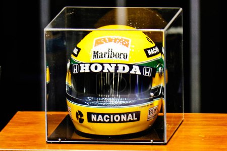 Foto de Brasilia, Brasil 05 / 10 / 2024 El casco de Ayrton Senna se exhibe durante una sesión solemne celebrada en el Senado Federal, en Brasilia, para honrar al piloto de Fórmula 1, este viernes (10). - Imagen libre de derechos