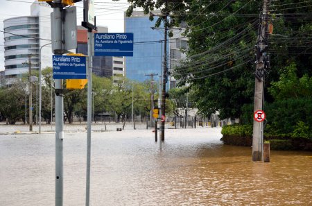 Foto de Porto Alegre (RS), 13 / 05 / 2024 Lluvia / FLOOD / CLIMA / RS Vista de las calles inundadas debido a las fuertes lluvias que azotaron la ciudad de Porto Alegre, capital de Rio Grande do Sul, en los últimos días. - Imagen libre de derechos
