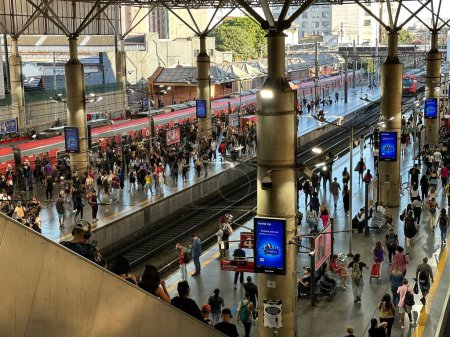 Foto de Sao Paulo (SP), Brasil 13 / 05 / 2024 - Movimiento de pasajeros en la plataforma de la estación Bras de CPTM (Companhia Paulista de Trens Metropolitanos), en Sao Paulo, en la mañana de este lunes (13 ) - Imagen libre de derechos