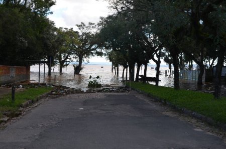 Foto de PORTO ALEGRE (RS), Brasil 14 / 05 / 2024 El barrio de Ipanema, zona sur de la ciudad de Porto Alegre, inundado de nuevo, una encuesta realizada por el ayuntamiento mostró que las inundaciones afectaron a más de 157 mil personas - Imagen libre de derechos