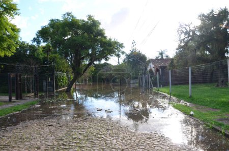 Téléchargez les photos : PORTO ALEGRE (RS), Brésil 14 / 05 / 2024 Le quartier d'Ipanema, zone sud de la ville de Porto Alegre, a de nouveau été inondé, une enquête menée par la mairie a montré que les inondations ont touché plus de 157 000 personnes - en image libre de droit