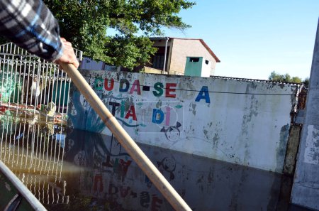 Foto de Porto Alegre (RS), Brasil 14 / 05 / 2024 Vila dos Sargentos, en la Zona Sur del municipio de Porto Alegre, este martes (14). Los residentes necesitan el apoyo del ejército brasileño - Imagen libre de derechos