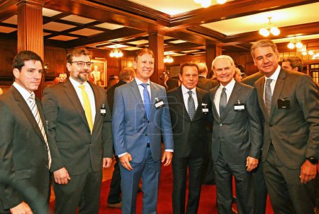 Foto de Nueva York (EE.UU.), 14 / 05 / 2024: El empresario Joao Doria (cuarto de izquierda a derecha), ex gobernador del estado de Sao Paulo, posa para una foto durante el Foro de Inversiones Lide Brasil. - Imagen libre de derechos