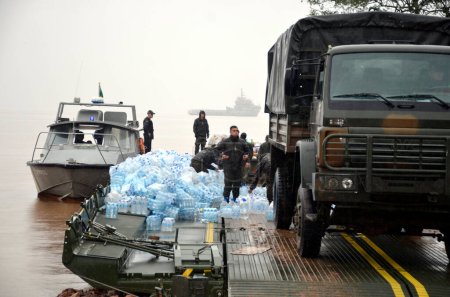Photo for Porto Alegre (RS), 05/16/2024  RAIN/WEATHER/FLOOD/RS  Brazilian Army installs improvised structure to unload supplies from a Brazilian Navy ship, this Thursday (16). The materials are intended to help victims of the flood - Royalty Free Image