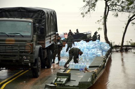 Foto de Porto Alegre (RS), 05/16/2024  RAIN/WEATHER/FLOOD/RS  Brazilian Army installs improvised structure to unload supplies from a Brazilian Navy ship, this Thursday (16). The materials are intended to help victims of the flood - Imagen libre de derechos